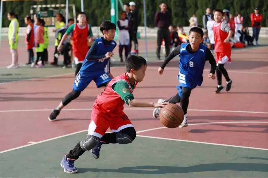 小学篮球教程_小学篮球怎么教_团战篮球技巧教学小学生