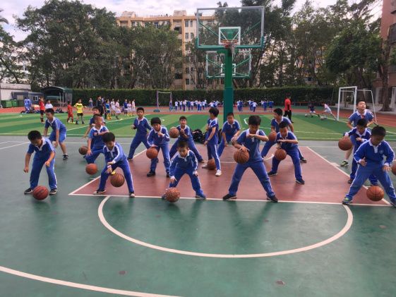 团战篮球技巧教学小学生_小学篮球战术训练视频_小学篮球怎么教