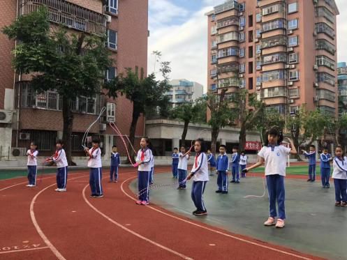 团战篮球技巧教学小学生_小学篮球怎么教_小学篮球战术训练视频