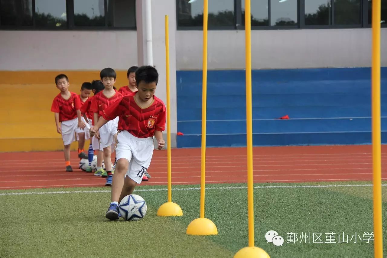 团战篮球技巧教学小学生_小学生篮球技巧挑战赛_教小学生篮球怎么教