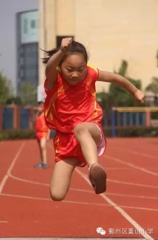 教小学生篮球怎么教_团战篮球技巧教学小学生_小学生篮球技巧挑战赛